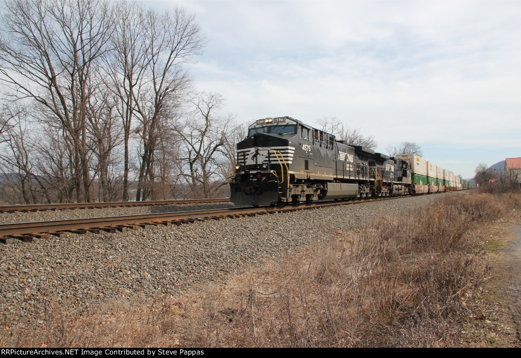 NS 4575 leading a train down the siding at MP 113